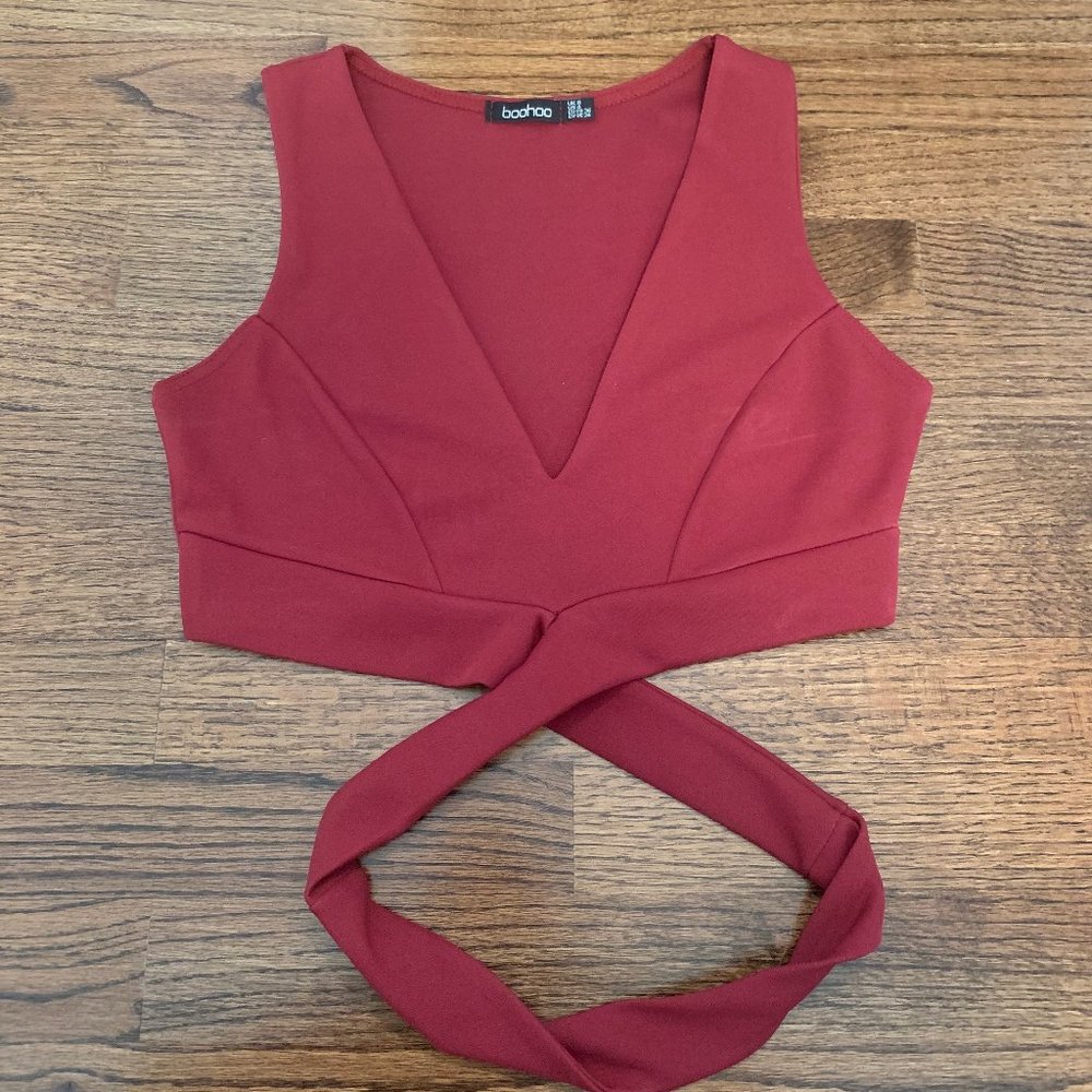 NWOT boohoo Red criss cross v neck crop top